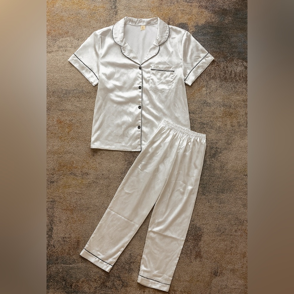 Elegant Satin Pajama Set in White. Medium